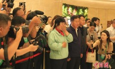 “赛考斯”与殷玉珍重逢：时隔26年的拥抱