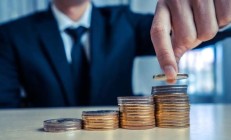 不到两年亏超36%，基金经理离任，一个多月前曾晒实盘买入