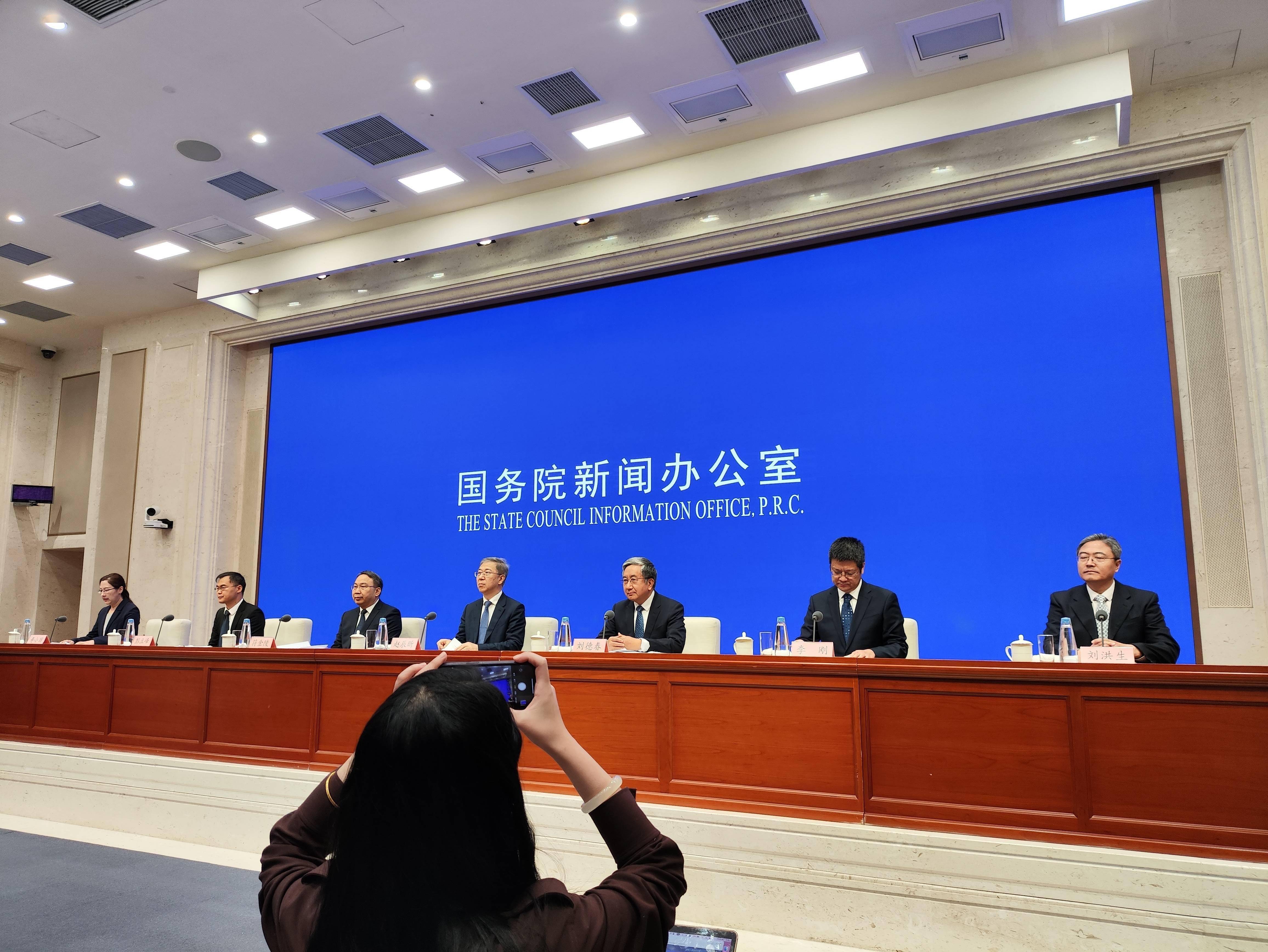 国务院规范中介机构服务行为 推动公开发行股票业务收费标准更加公开公正透明