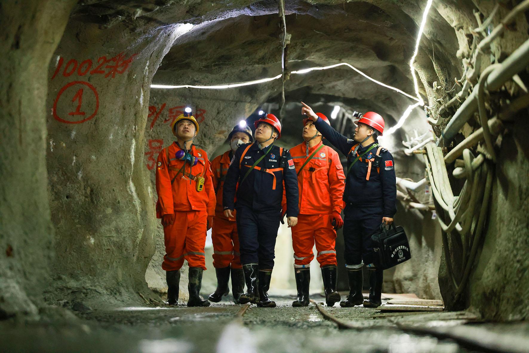 矿业双雄全球“淘金” 上市矿企纷纷预增