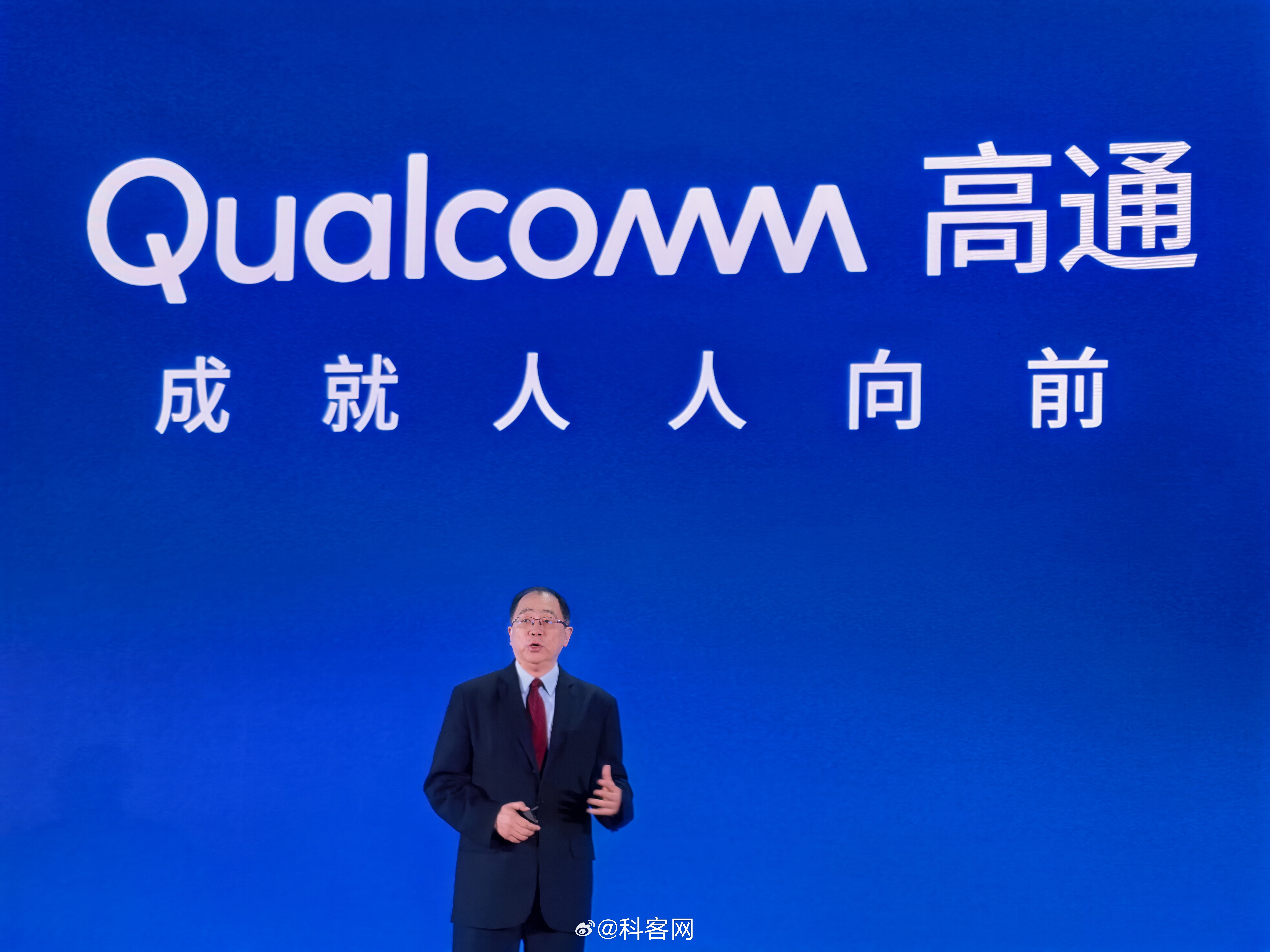 OpenAI被曝将重新调整薪酬以应对Meta挖人；1/5工程师跑路！微软AI芯片或将推迟至2026年量产丨全球科技早参