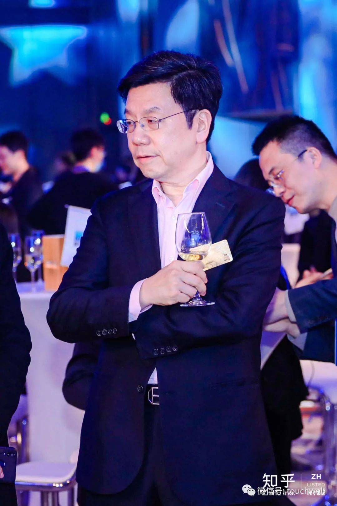 明月镜片实控人等减持套现3.84亿 2021年上市募9亿