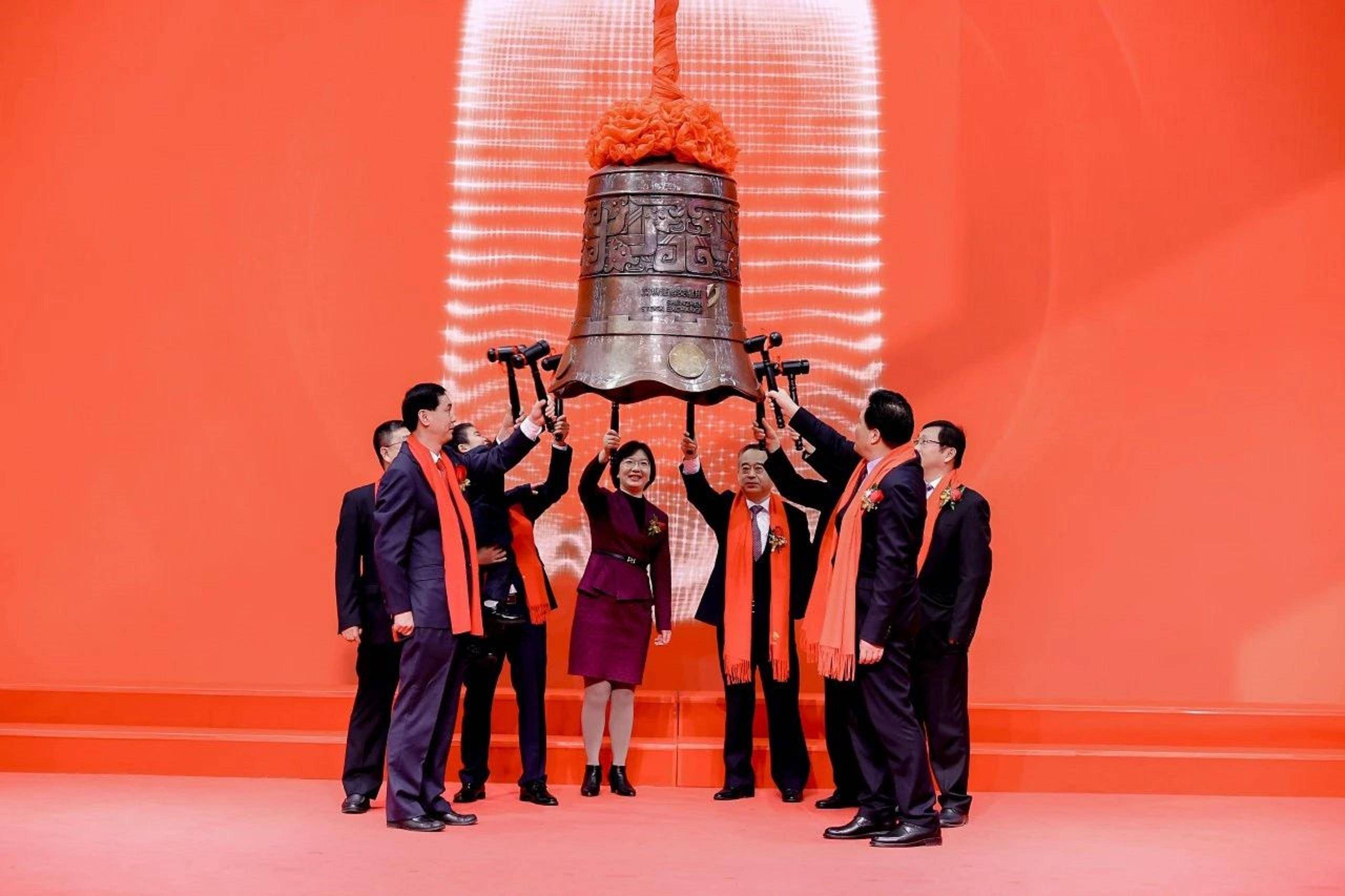 明月镜片实控人等减持套现3.84亿 2021年上市募9亿