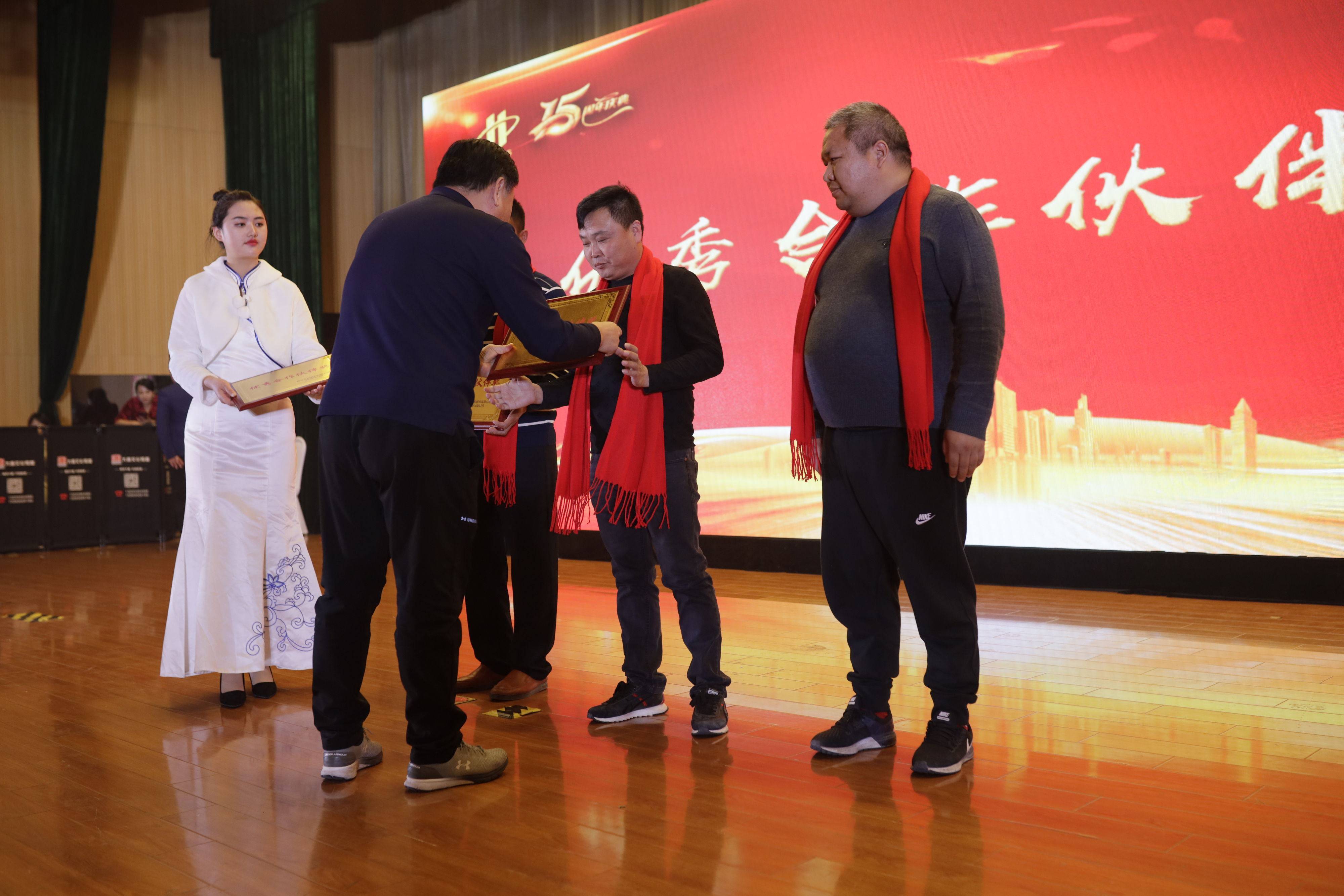 青岛农商银行:董事长王锡峰因到龄退休辞任